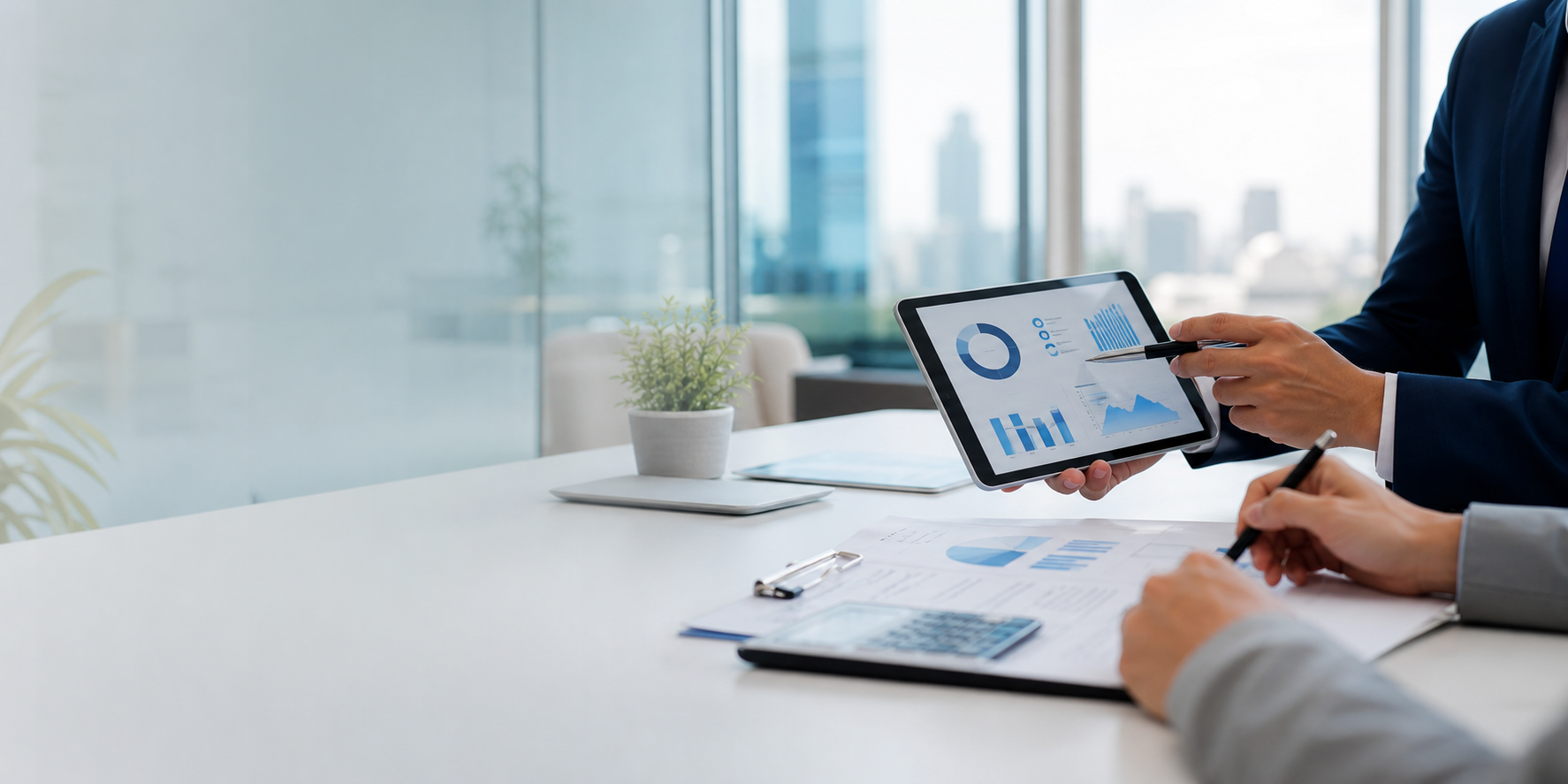 Mesa de consultoria financeira com documentos e tablet